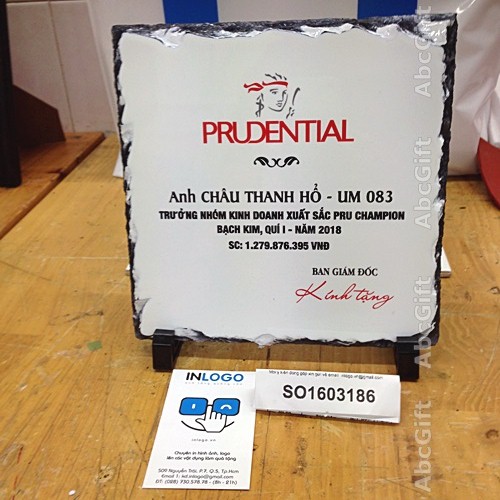 Quà tặng khuyến mãi kỷ niệm chương đá in logo cho công ty Prudential