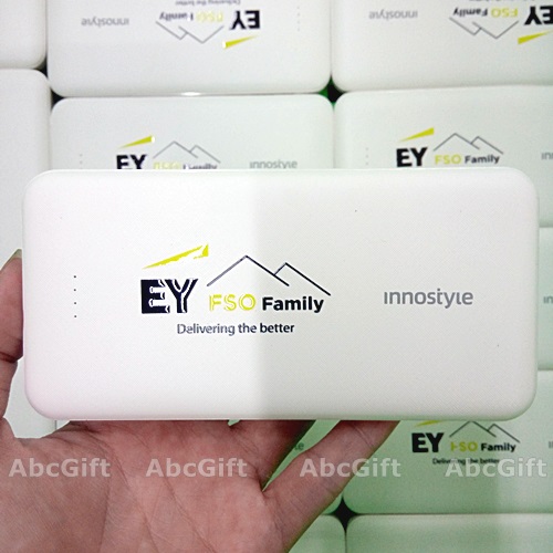 Quà tặng quảng cáo pin sạc dự phòng in logo cho công ty EY FSO