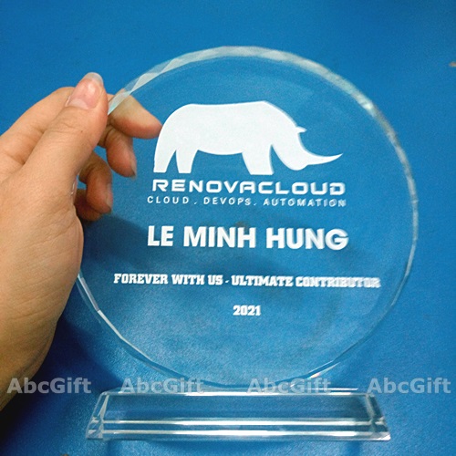 Quà tặng quảng cáo kỷ niệm chương pha lê in logo cho công ty Renovacloud