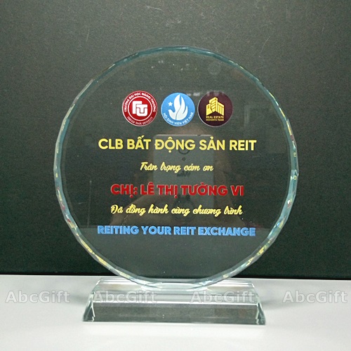 Quà tặng quảng cáo kỷ niệm chương pha lê in logo cho CLB Bất động sản Reit