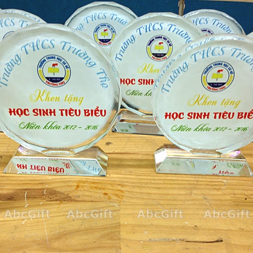 Quà tặng tốt nghiệp – Kỷ niệm chương in logo của trường THCS Trường Thọ tặng học sinh tiêu biểu