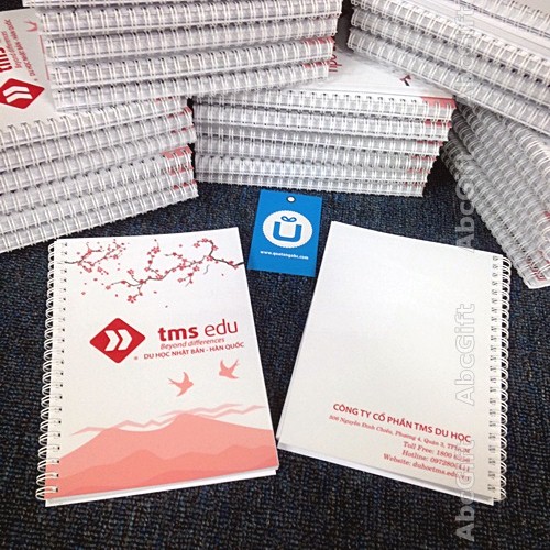 Quà tặng khai giảng – Sổ tay in logo của Trường TMS tặng cho học sinh