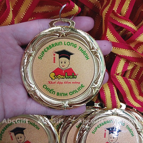 Quà tặng tốt nghiệp – Huy chương in logo của Trường Superbrain tặng cho sinh viên