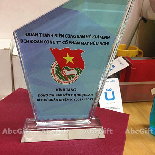 Quà tặng đại hội Đoàn TNCS Hồ Chí Minh Công ty CP May Hữu Nghị – Kỷ niệm chương pha lê in logo Đoàn