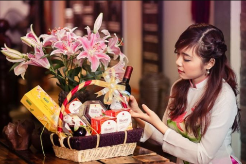Quà tặng trang phục áo dài cho cô giáo ngày tết