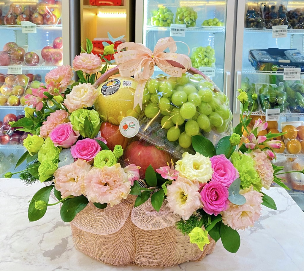 Giỏ trái cây mix hoa đẹp, sang trọng